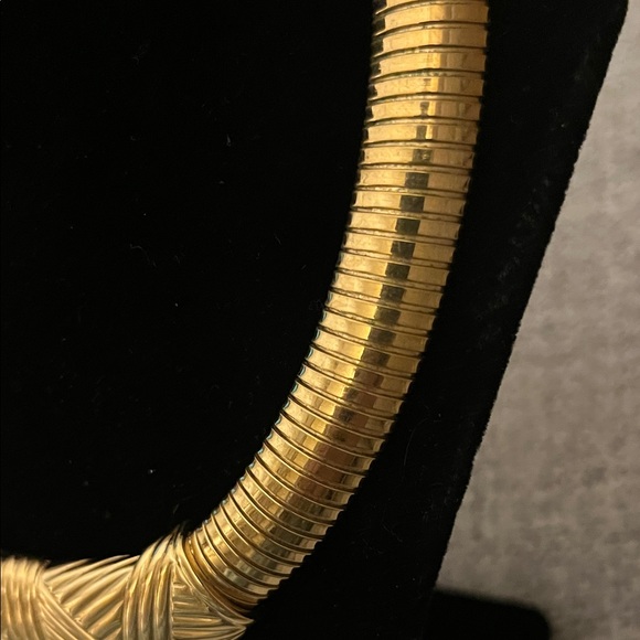 Vintage Avon Gold Tone Flexible Omega Choker Necklace - Picture 3 of 6